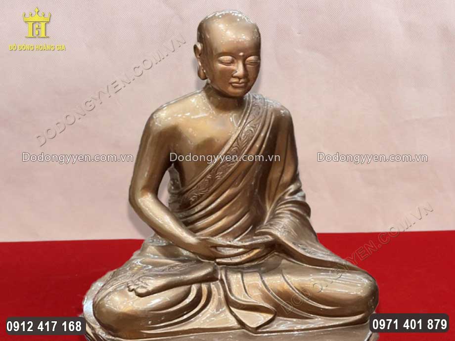 Gương mặt Phật ho&agrave;ng tr&ograve;n đầy, ph&uacute;c hậu, đặc biệt giữa hai ch&acirc;n m&agrave;y c&oacute; chấm tr&ograve;n nhỏ.